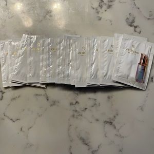 25 x Cle De Peau Le Serum sample packs 0.5ml each